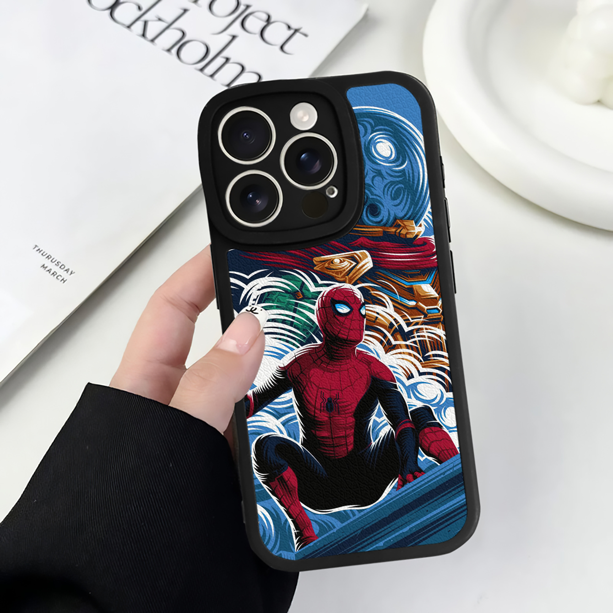 Spider Man スパイダーマン 【iPhone 16シリーズ対応】シリコンスマホケース（レザー調） 材質：シリコン